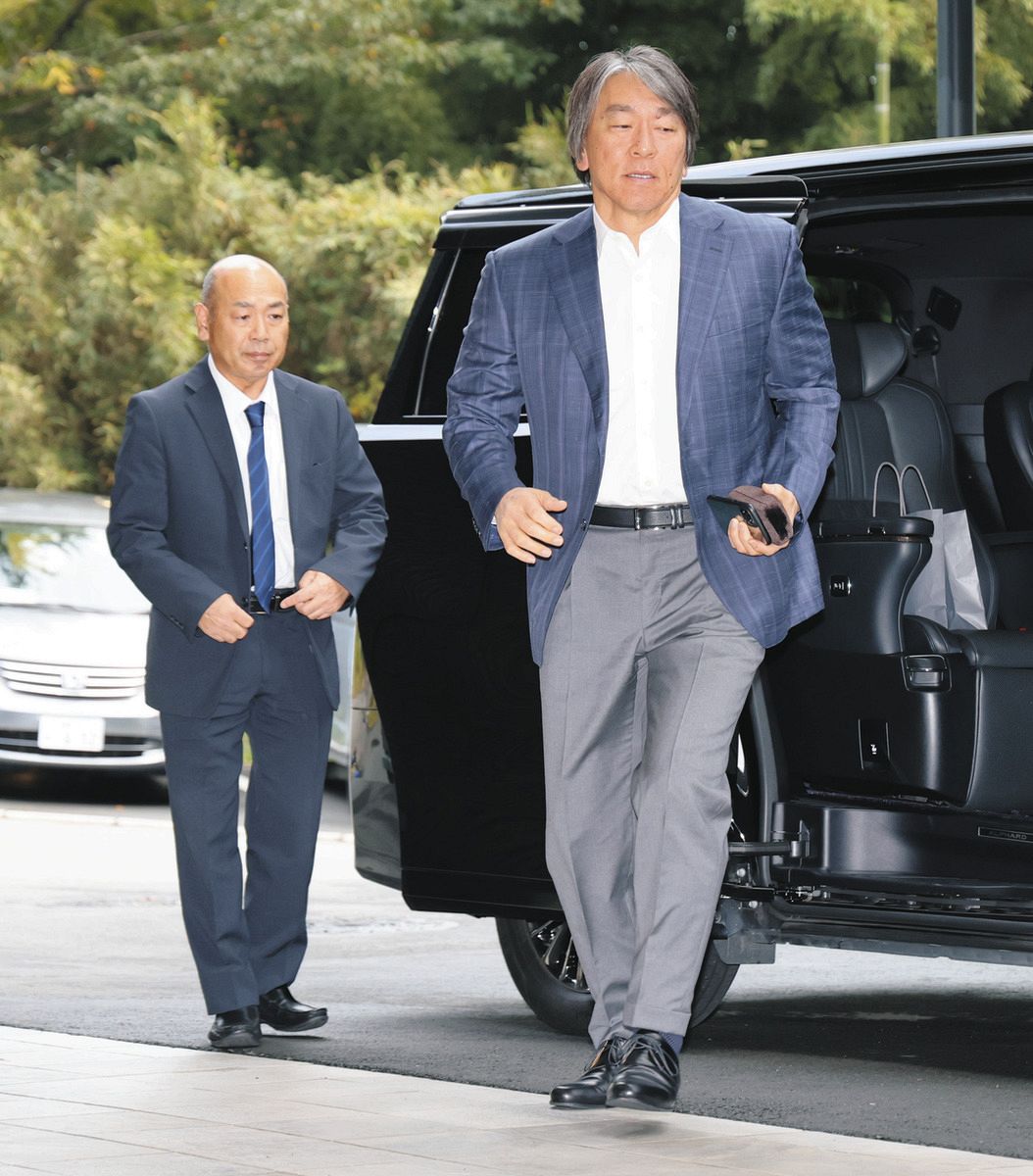クラブハウスに入る巨人・松井新監督