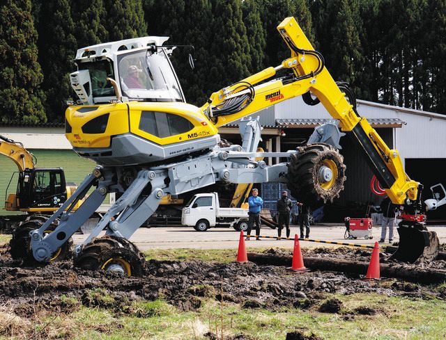 山中の作業はスパイダーにお任せ 白鳥の会社が多関節型作業機械