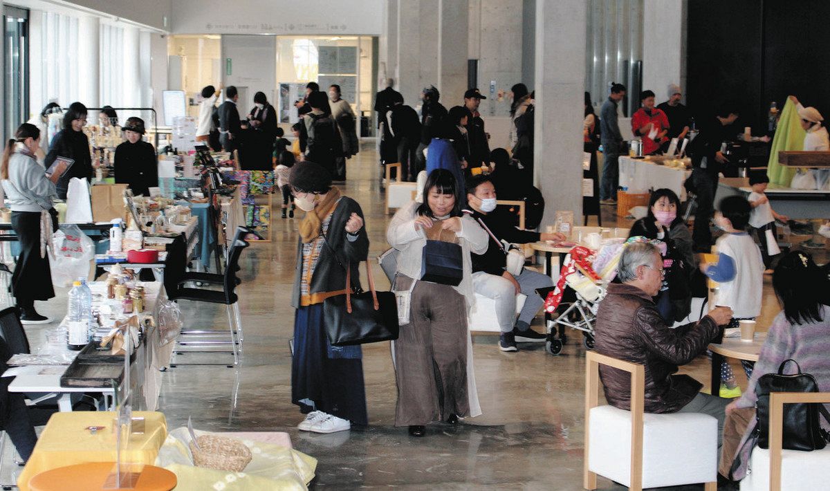 にぎわう自然栽培のマルシェ＝氷見市芸術文化館で 