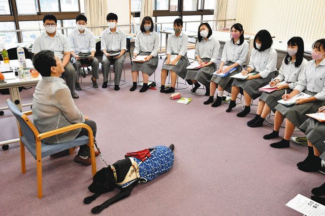 盲導犬、生きるパワーくれた 郡上高生、村土さんから経験談聞く：中日新聞Web