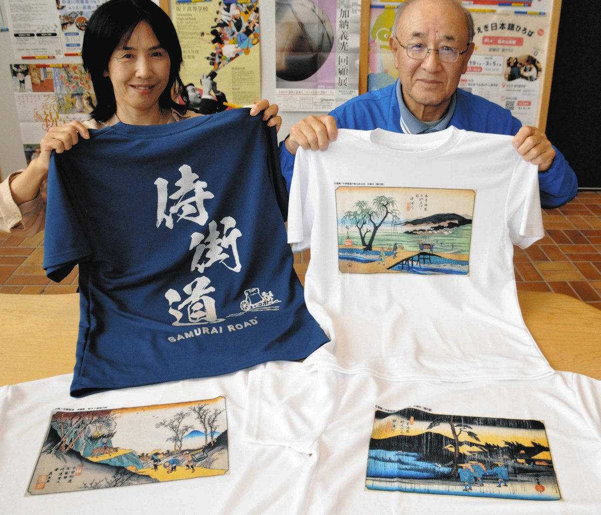 イベントに向けて制作した浮世絵Tシャツなどをアピールする堀社長（右）ら＝中津川市で
