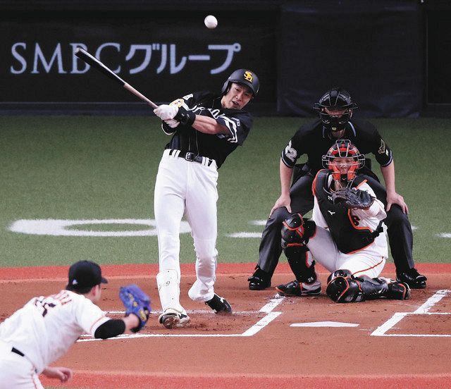 １回表１死一塁、柳田が今村（手前）から中越えに先制二塁打を放つ。捕手大城