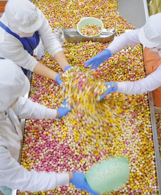 ひなあられ カラフル山盛り 大野で製造最盛期 日刊県民福井web ひなあられ カラフル山盛り 大野で製造最盛期 日刊県民福井web
