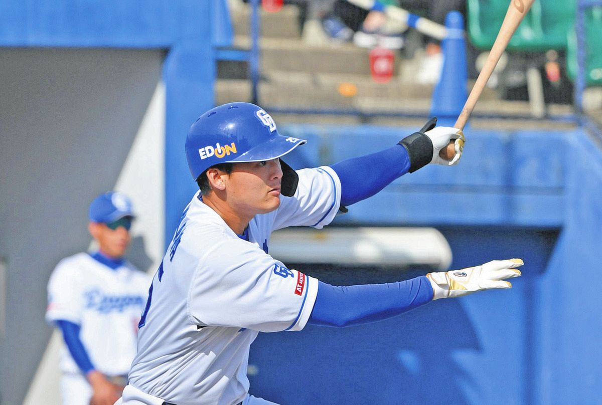 中日－オリックス　８回裏１死一塁、石川昂が右中間に適時三塁打を放つ