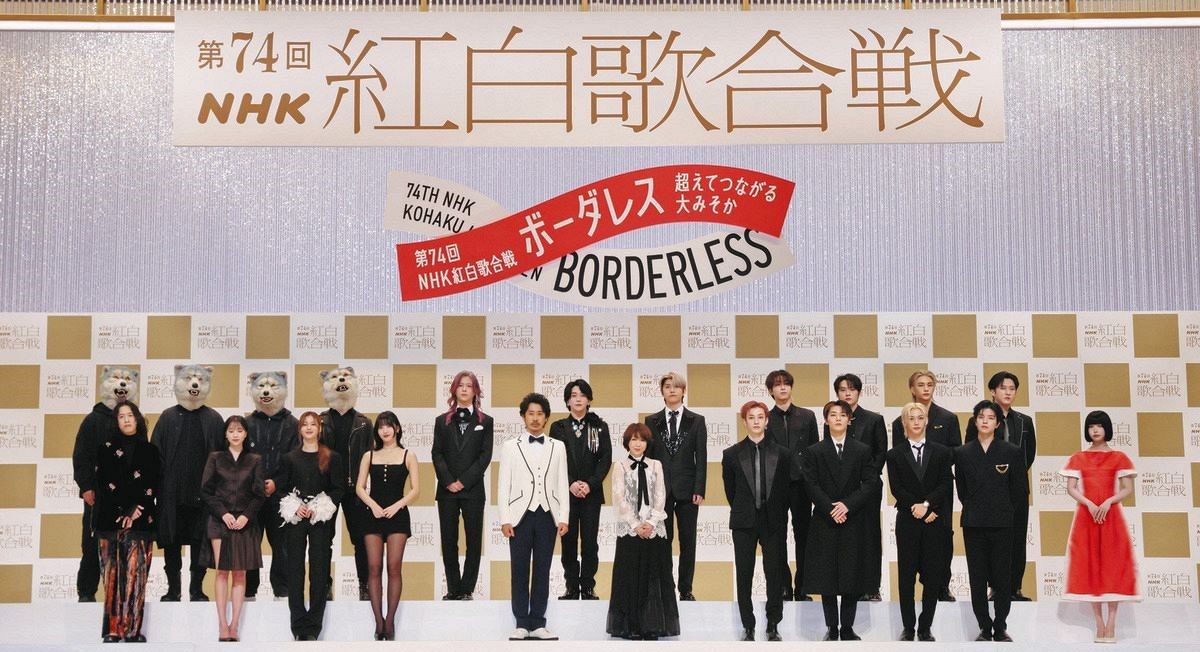 第74回紅白歌合戦に出演が決まり、記念写真に納まる出場者ら