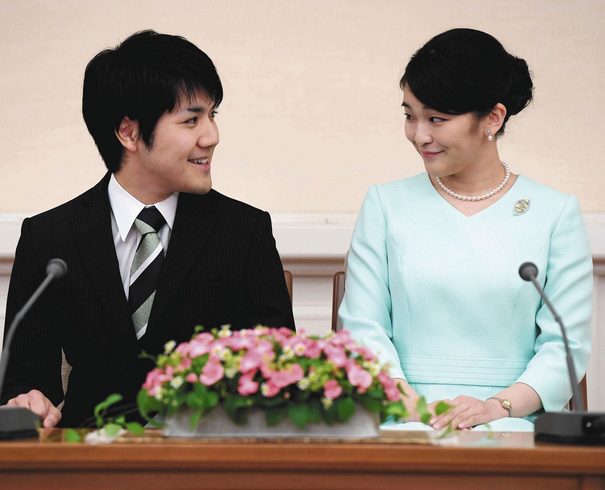 ２０１７年９月３日、婚約が内定し、記者会見される眞子さまと小室圭さん＝東京・元赤坂の赤坂東邸