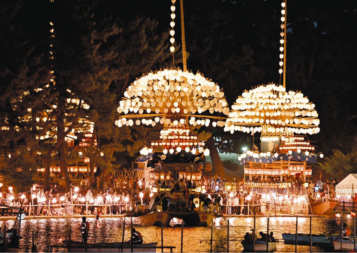 5艘のまきわら船きらびやか 日本三大川まつりの一つ「尾張津島天王祭