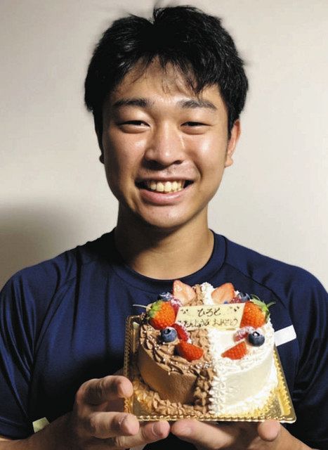 写真 小笠原からのケーキと高橋宏斗 中日スポーツ 東京中日スポーツ