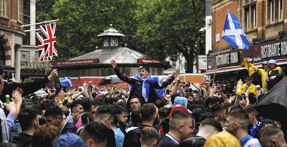ロンドンの広場に集合したスコットランドのサッカーファンら＝６月１８日（ＡＰ・共同）