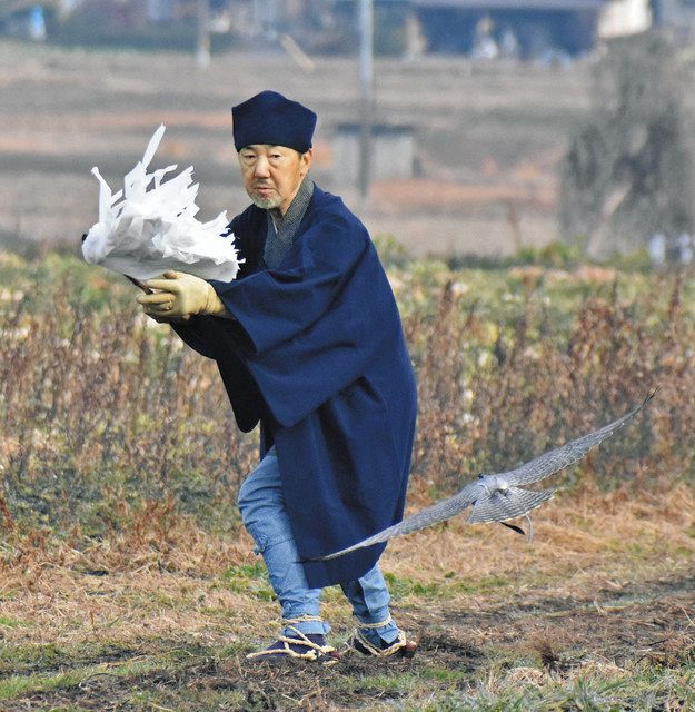 伝統の「上げ鷹」存続へ力を 岐阜の鷹匠・伏屋さんらCF：中日新聞Web