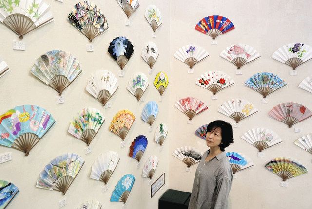 センス”光る60点、形生かしクジャクやピザ 三重額縁津店で扇子展