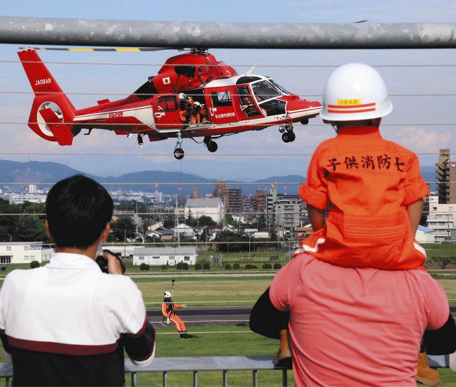消防ヘリがデモ飛行 名古屋空港でイベント：中日新聞Web