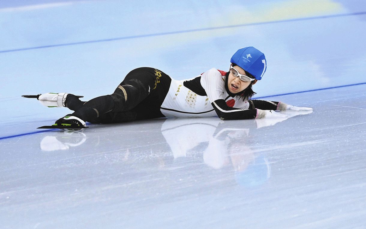 写真 また最終コーナー 先頭だった高木菜那が転倒 中日スポーツ 東京中日スポーツ
