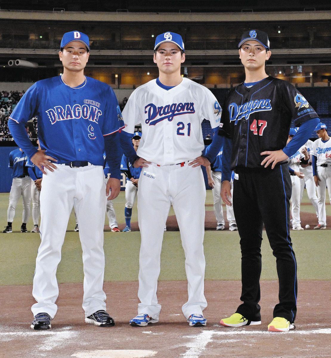 中日ドラゴンズ　ユニホーム 中日、ファンの前で新ユニホーム発表 ホーム用は青と赤を組み合わせ