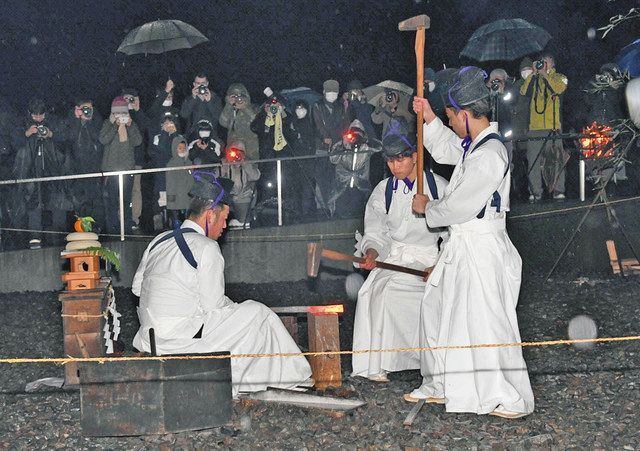 鍛冶場に新年の響き 越前市で越前打刃物の初打ち：中日新聞Web