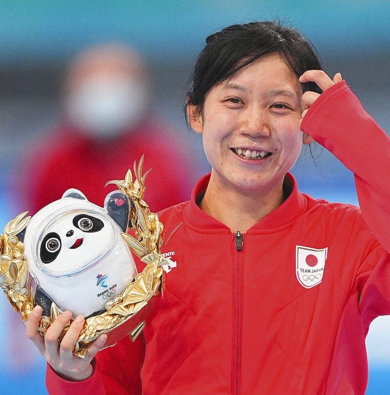 女子１５００メートルで銀メダルを獲得し、セレモニーで笑顔を見せる高木美帆
