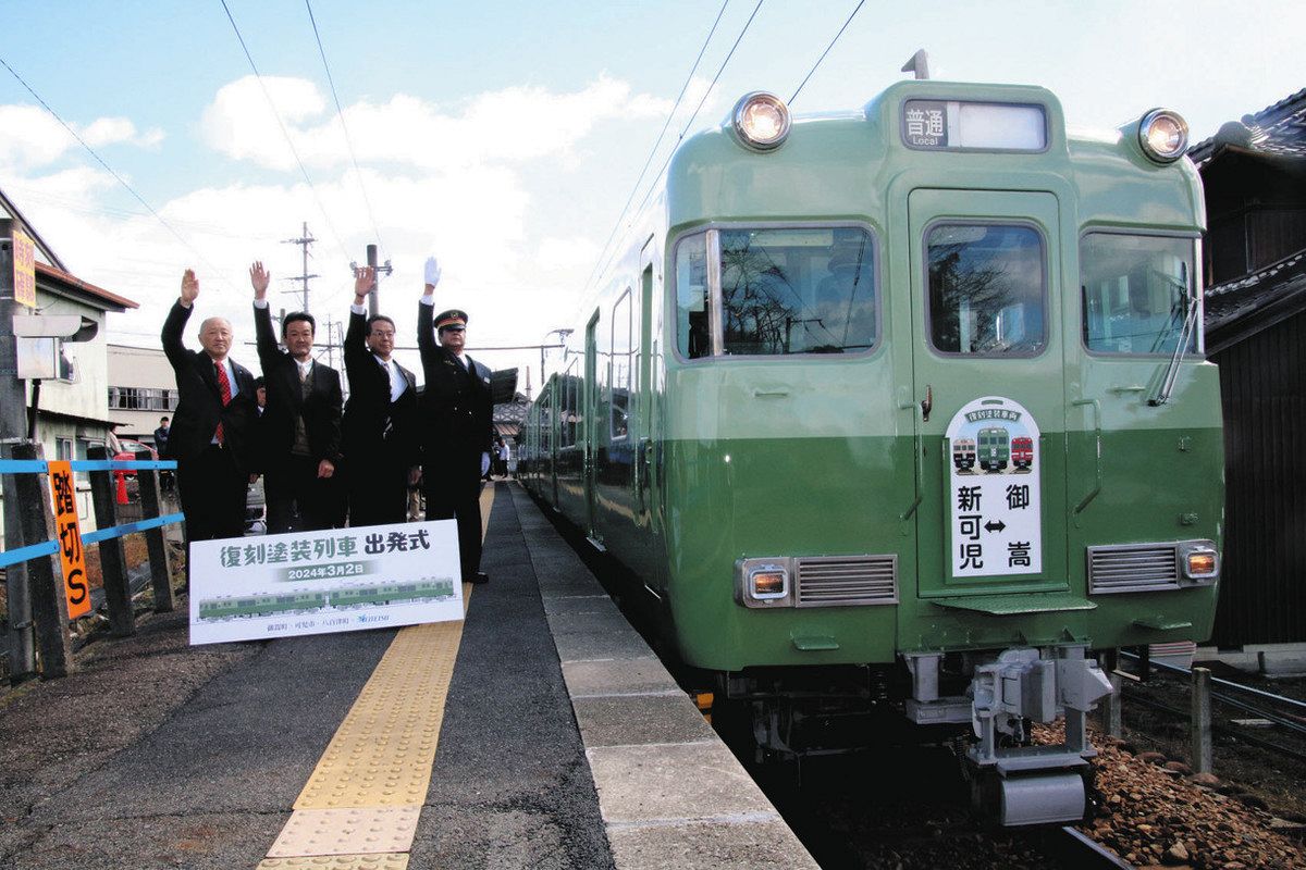 懐かしの「いもむし」カラー復刻 名鉄御嵩駅に多くの鉄道ファン：中日新聞Web