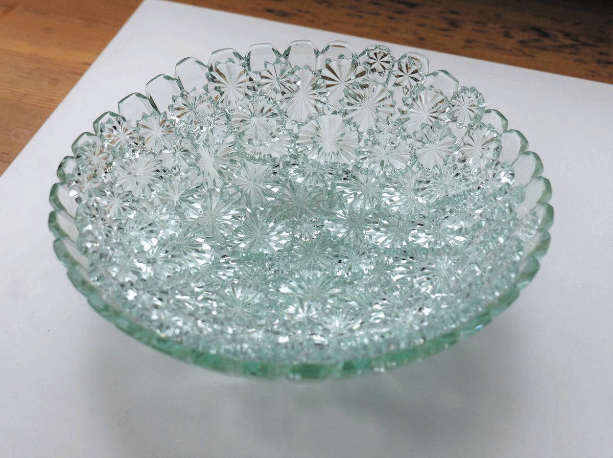 切子技法と釉薬 造形美 金沢・山の上町 浅野さんガラス展：北陸中日新聞Web