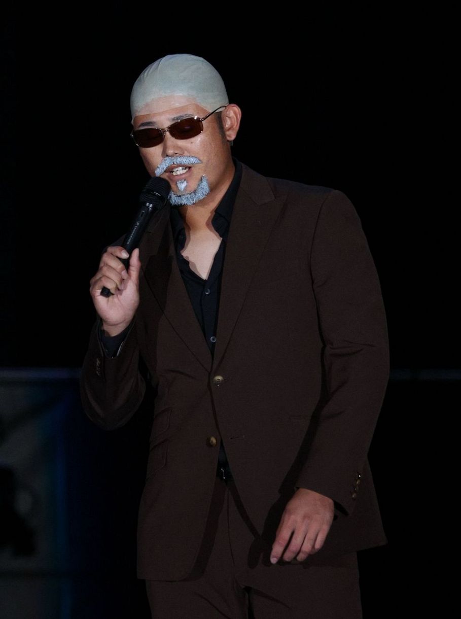 鈴木博志、松山千春をカラオケ熱唱 丸刈り＆サングラス＆白ひげ「点数 