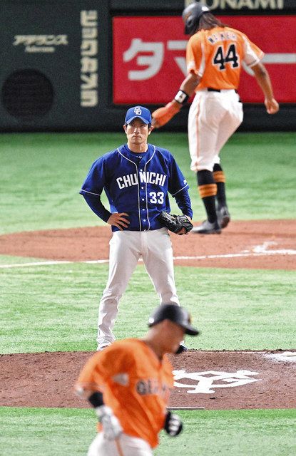 巨人中田（手前）に逆転満塁本塁打を浴びた中日・祖父江