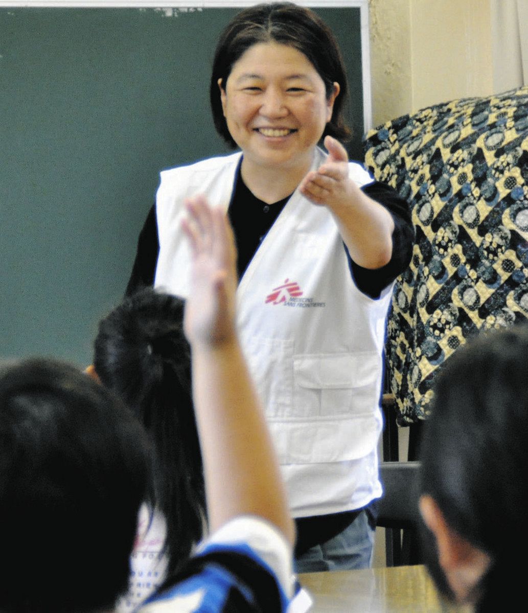 国境なき医師団の活動を伝える大北さん＝中津川市山口小で　

