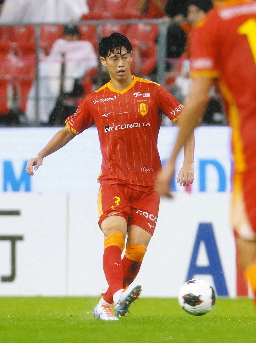 名古屋―Ｃ大阪　前半、パスを出す名古屋・佐藤