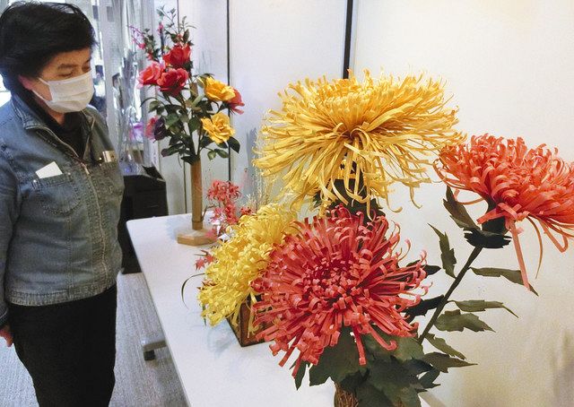 かんなくずで花 本物そっくり 砺波の有馬さん 小矢部で個展 北陸中日新聞web