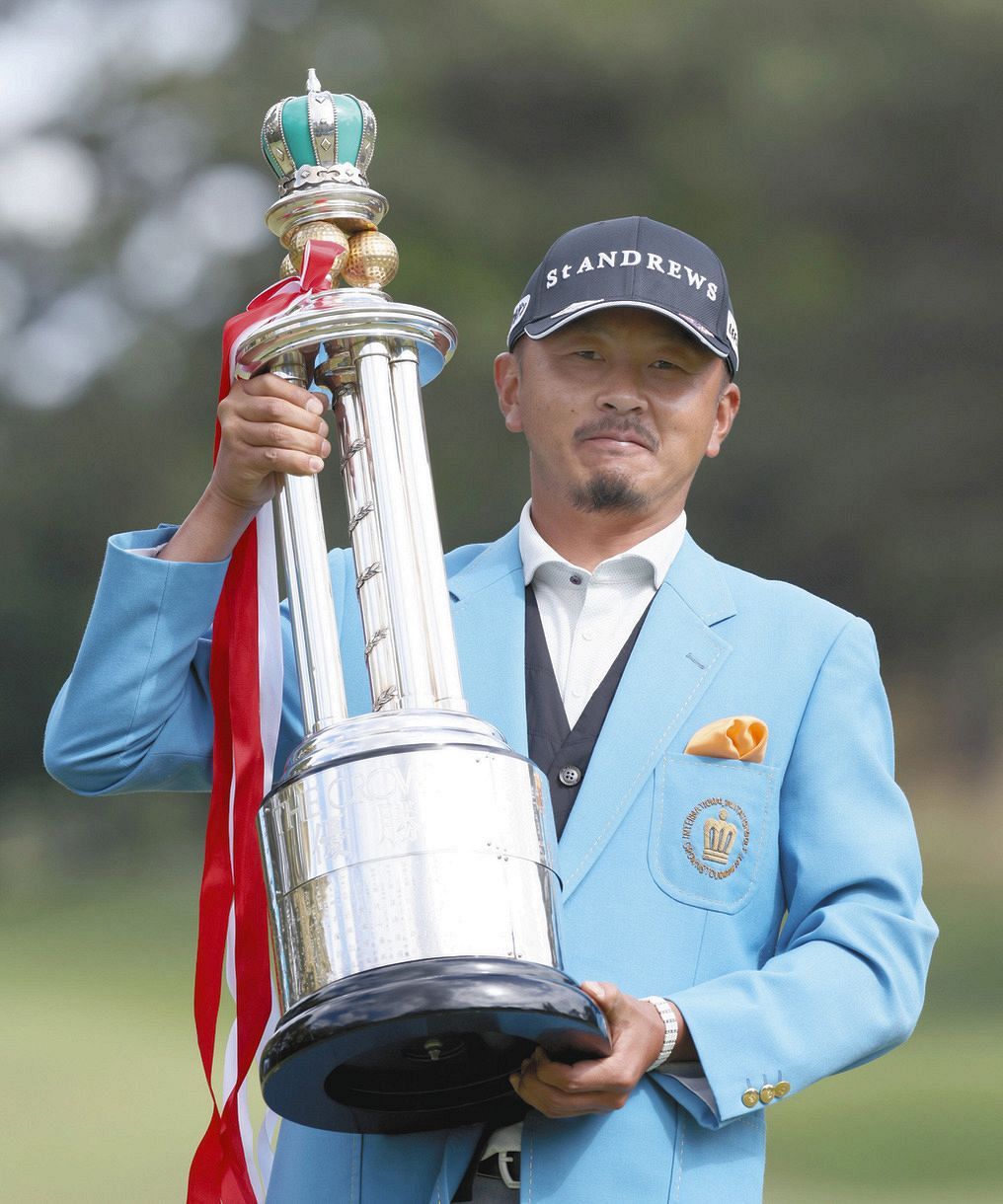 15年以来のv 感情出さない岩田寛が小さくガッツポーズ しろとよく言われるので 中日クラウンズ 中日スポーツ 東京中日スポーツ 15年以来のv 感情出さない岩田寛が小さくガッツポーズ しろとよく言われるので 中日クラウンズ 中日スポーツ 東京中日スポーツ