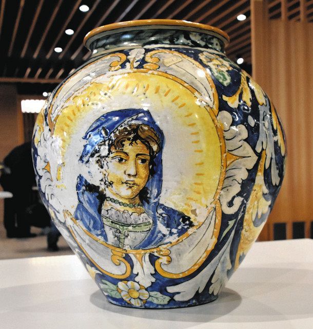 収集家が寄贈、鮮やかなマジョリカ陶器 １５日まで土岐市役所で展示