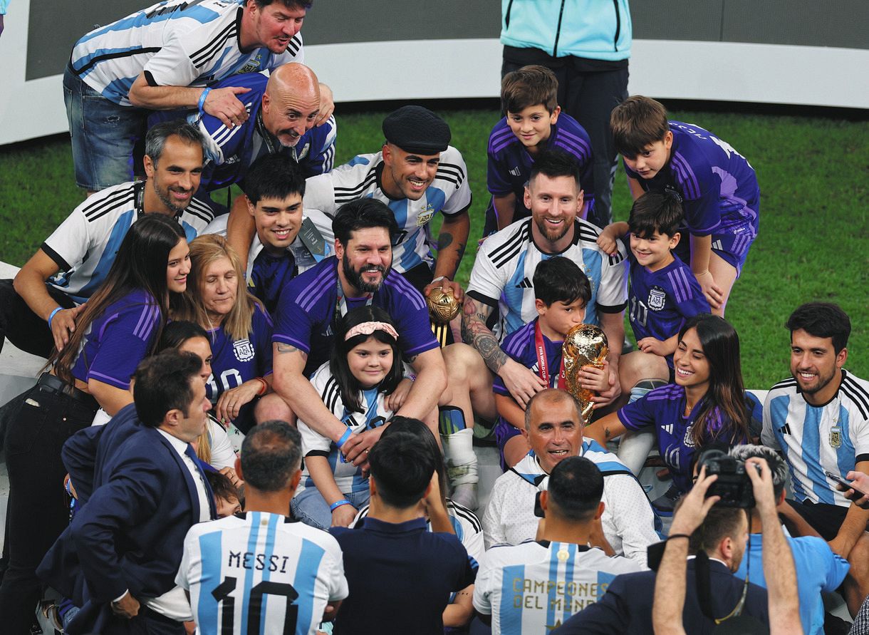 メッシ、胴上げされるユニの胸には既に3つ目の星！号泣する母にハグ