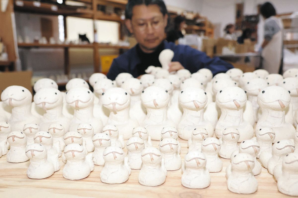 愛らしい信楽焼のヘビ並ぶ 干支置物作りが最盛期：中日新聞Web