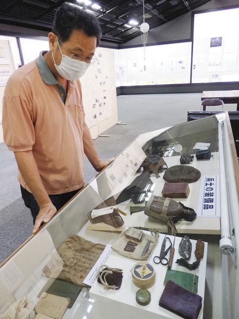 軍用手票や双眼鏡、防毒面といった兵士の装備品＝駒ケ根市立博物館で