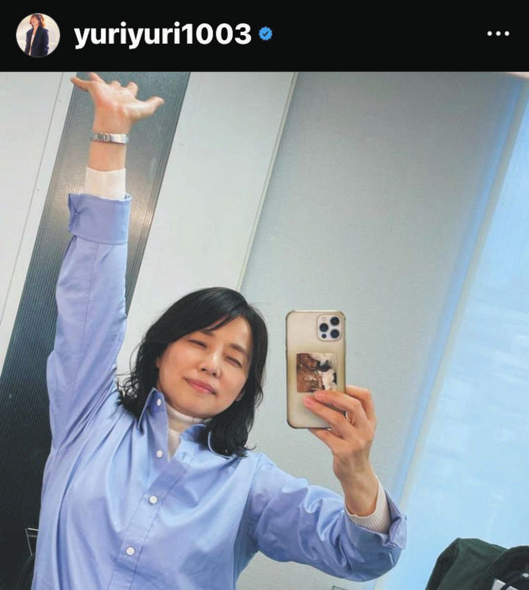 ◇石田ゆり子、体をほぐすショットを自撮り【写真】：中日スポーツ