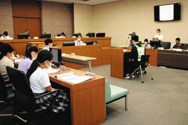 無罪? 有罪? 白熱の模擬裁判 金沢地裁、家裁 催しで児童が体験:北陸中日新聞Web