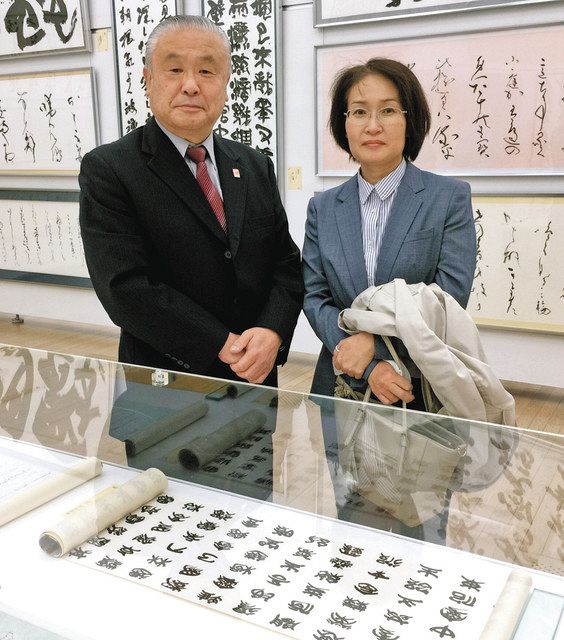 安曇野の書家・長谷川さん「日展」書部門で初入選 師の大沢さんと同時