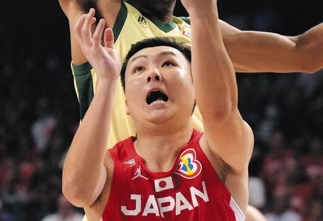 富永啓生、ついに決まった3点シュート 観客総立ちで盛り上がり、本人も