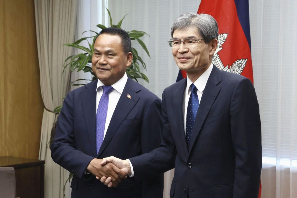 　カンボジアのソー・テット国家警察長官（左）と握手する警察庁の楠芳伸長官＝２８日午後、東京都内
