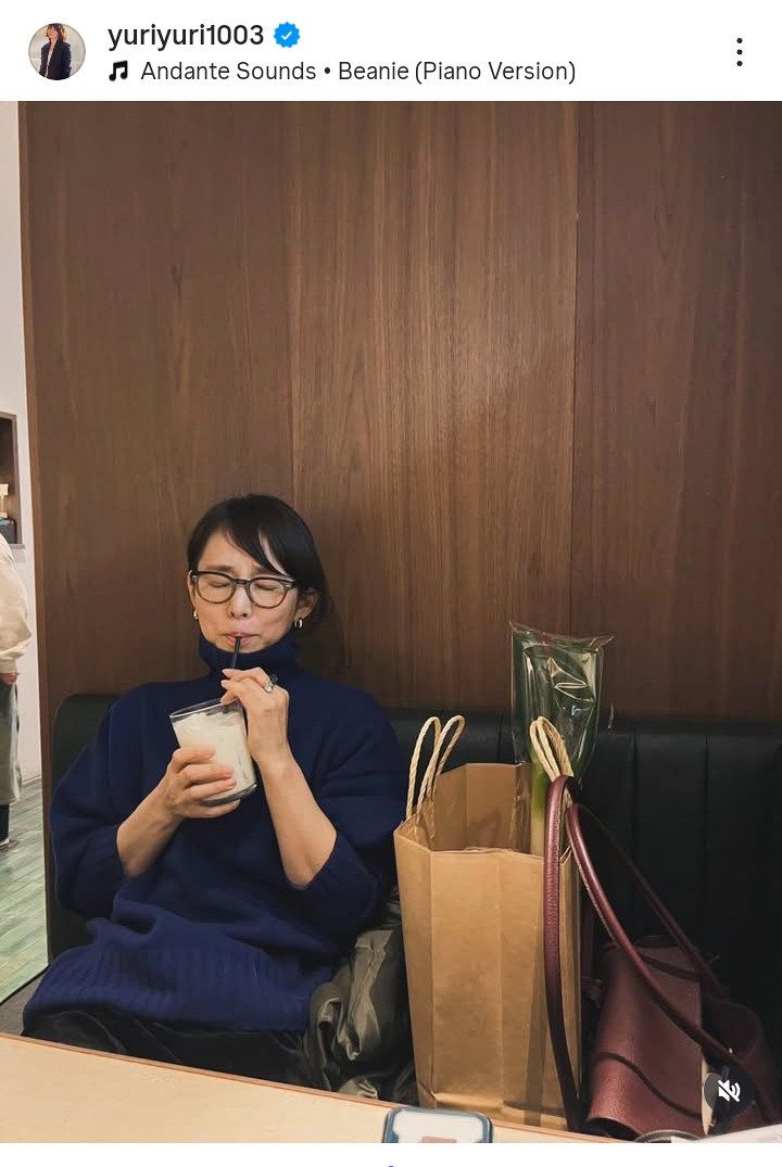 ◇石田ゆり子、「ネギさえおしゃれに見える」気品漂う”ブルベ”コーデ