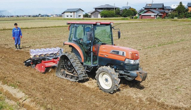 トラクターで種まき 大麦栽培、丸岡で若手ら実習：日刊県民福井Web