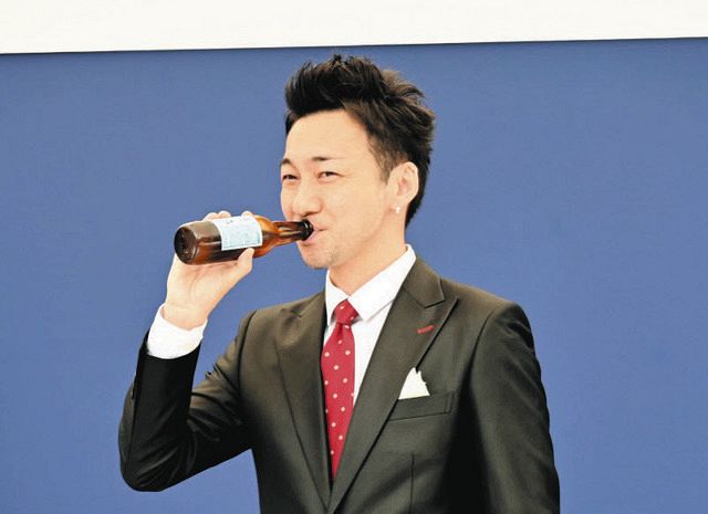 クラフトビール「家康公クラフト」を味わう波岡一喜さん