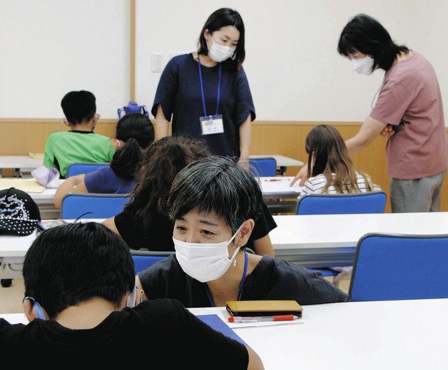 外国にルーツのある児童らの勉強をみる支援員たち＝知立市昭和で