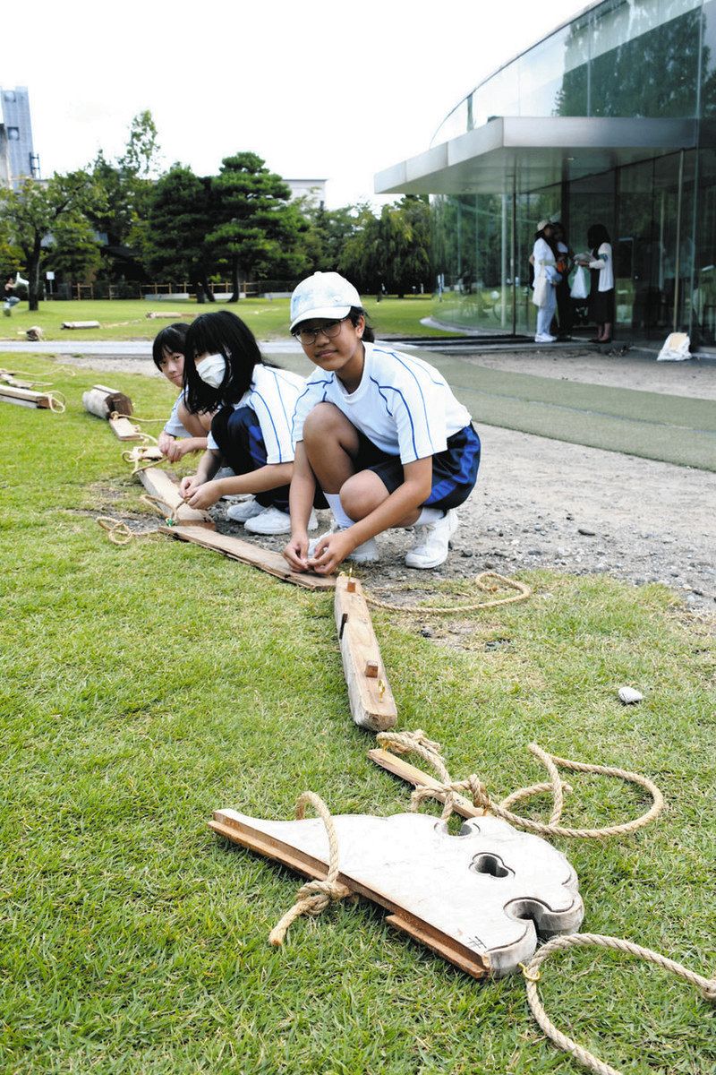 地震廃材 アーっト変身 珠洲の神社の柱や建具 21美で中学生「完成