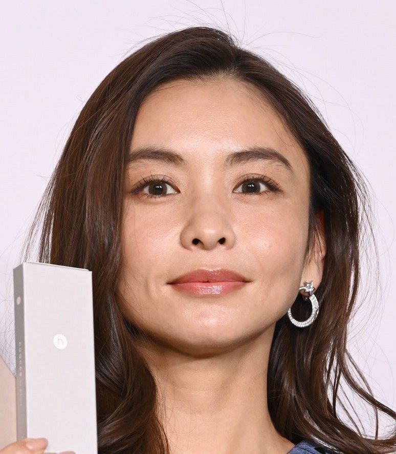 モデルの滝沢眞規子が桜のジャージー姿披露 家族でラグビー観戦