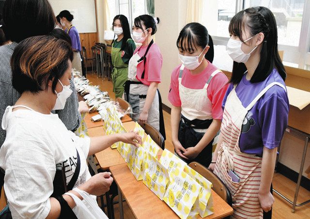 文化祭でお披露目された「掛川檸檬饅頭」を買い求める保護者ら＝掛川市の掛川西高で