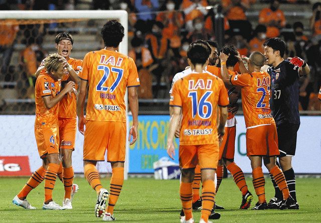 清水−大分　大分に競り勝ち、手荒い祝福を受ける原（左端）と喜ぶ清水イレブン。右端はＧＫ権田