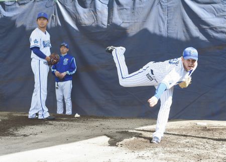 Denaの山崎康晃 今永昇太の 侍コンビ が初ブルペンで好感触 切磋琢磨し続け東京五輪見据える 中日新聞web