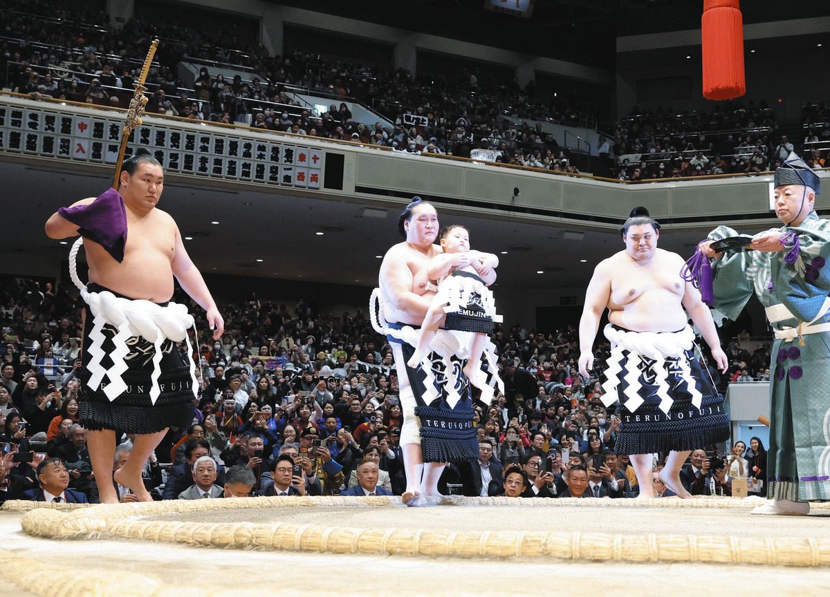 ◇化粧まわし姿の照務甚ちゃん、伊勢ケ浜親方に抱っこされ土俵入り