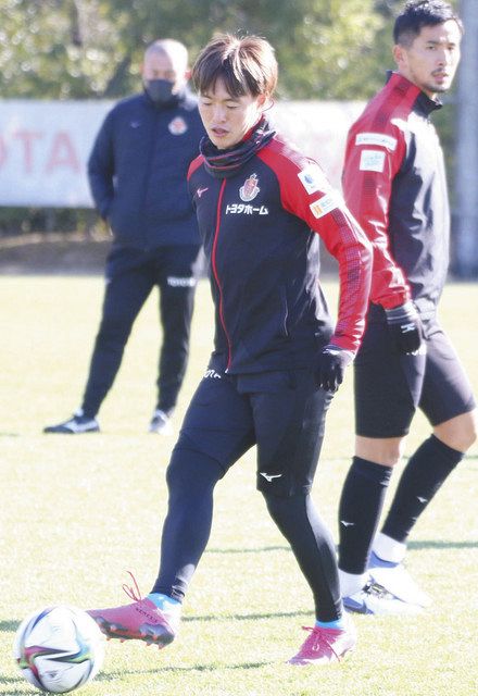 練習で軽快な動きを見せる新加入の斎藤（中）。横浜Ｍ、川崎時代にＡＣＬを経験している＝愛知県豊田市で 