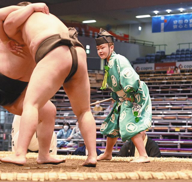 16歳の行司「式守風之助」 名古屋場所で初土俵：中日新聞Web
