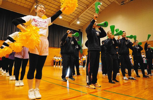 膳所高チア部も駆けつけ合同練習 選抜22日初戦、彦根総合の応援団